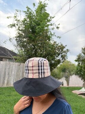 Plaid reversible Bucket Hat with Black Brim - Classic Check Pattern